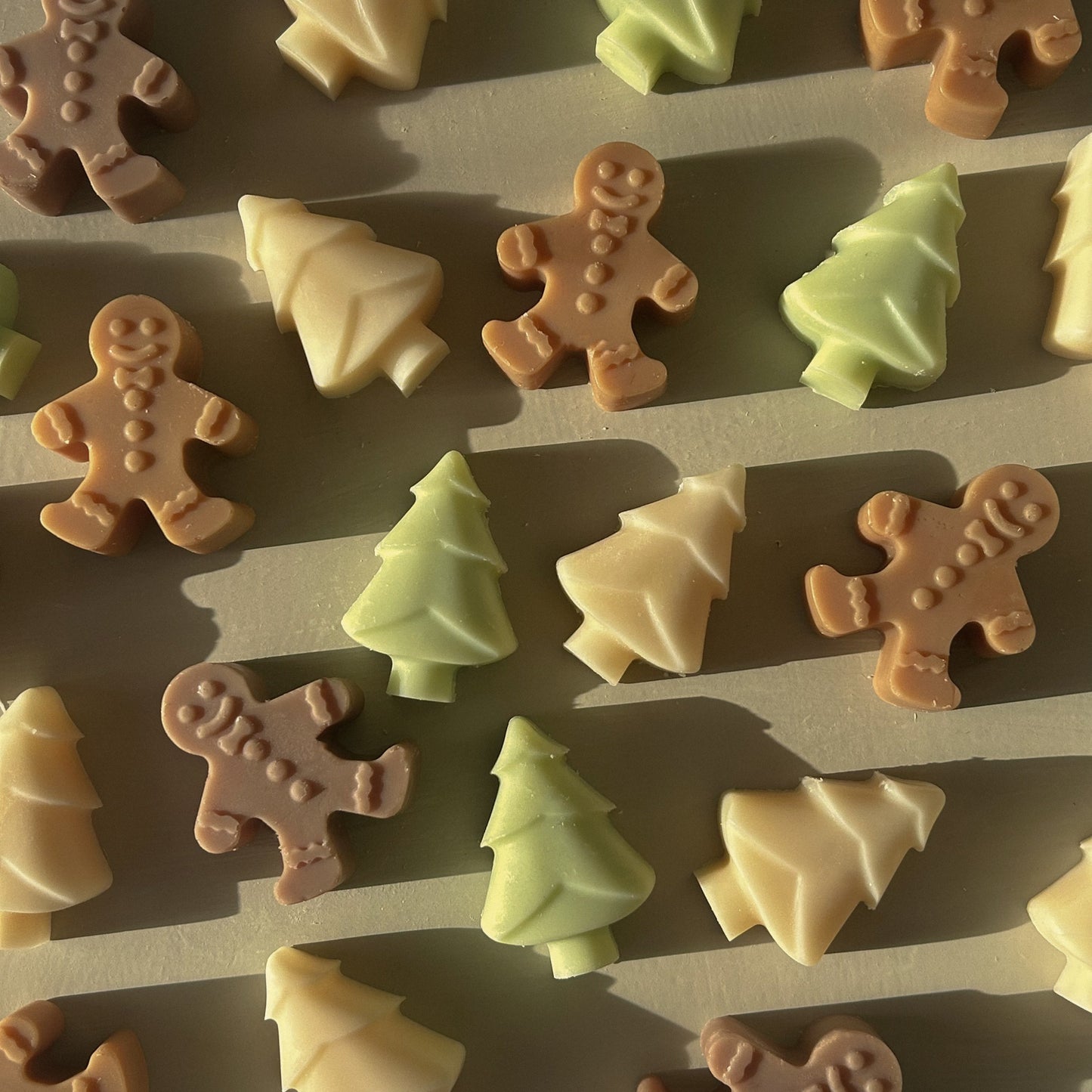 Assorted gingerbread men and Christmas tree melts as a flat lay
